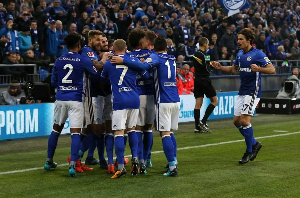 Гравці Шальке святкують забитий гол