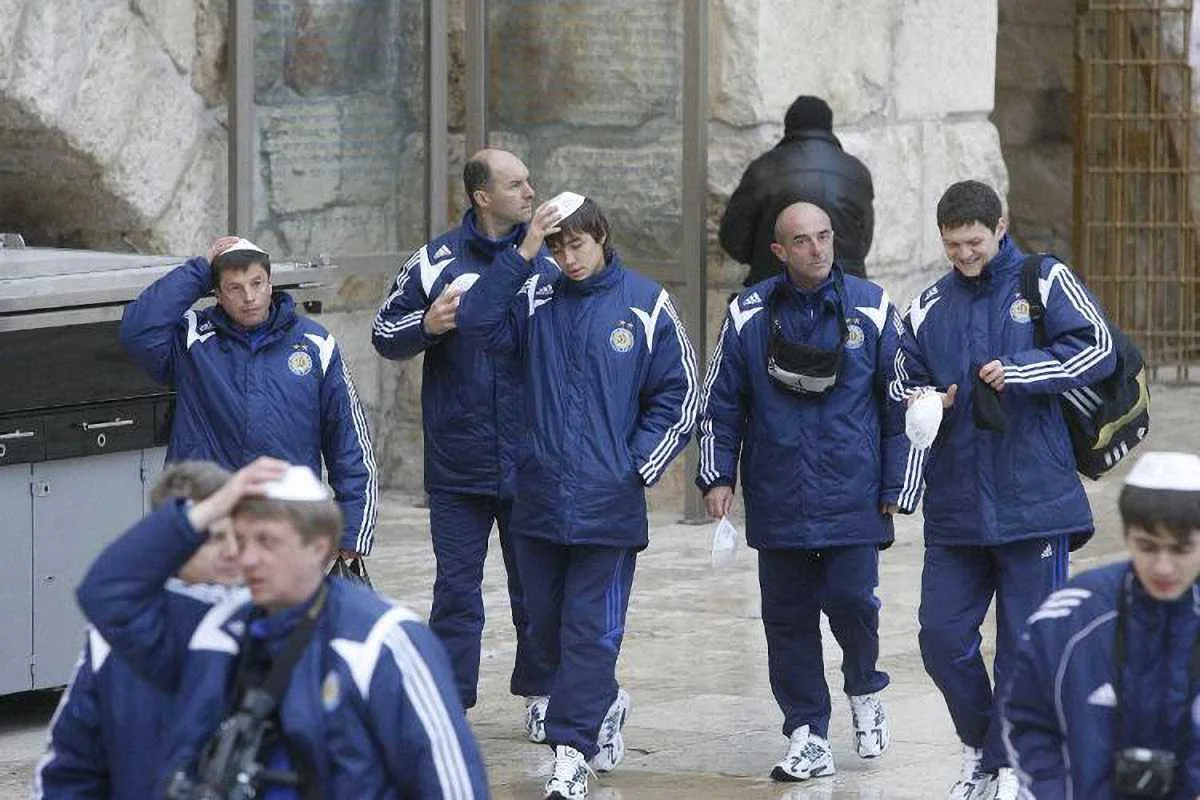 Олександр Романчук (третій зліва) колись грав за Динамо разом з Михаликом