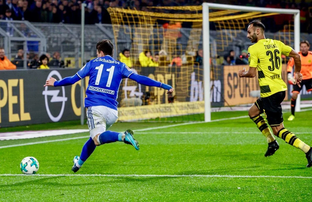 Євген Коноплянка у матчі проти Борусії Дортмунд