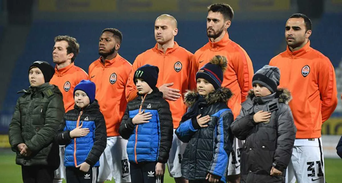 Футболисти Шахтера с детьми перед матчем проти Олимпика / ФК Шахтер