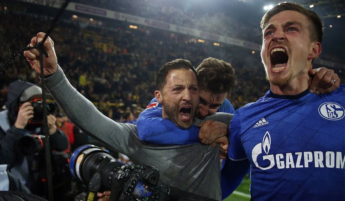 Доменико Тедеско в объятиях своих игроков