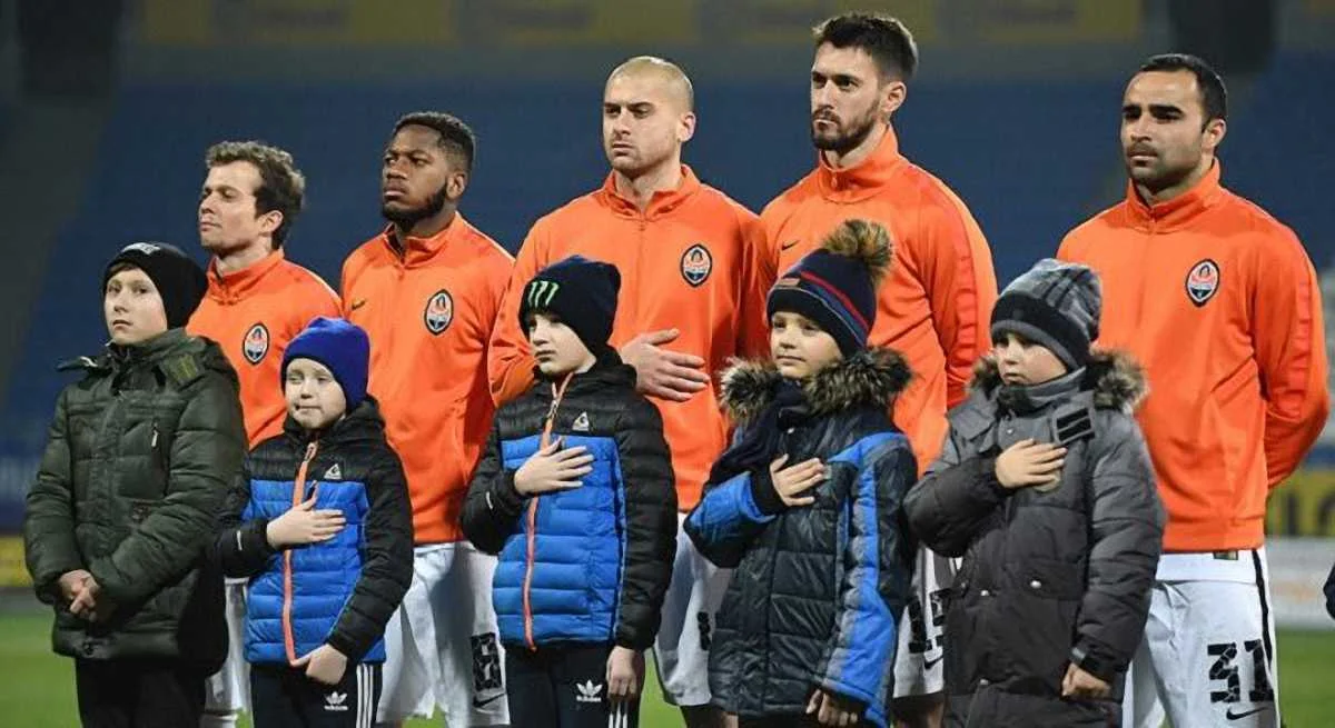 Футболисти Шахтера с детьми перед матчем проти Олимпика / ФК Шахтер