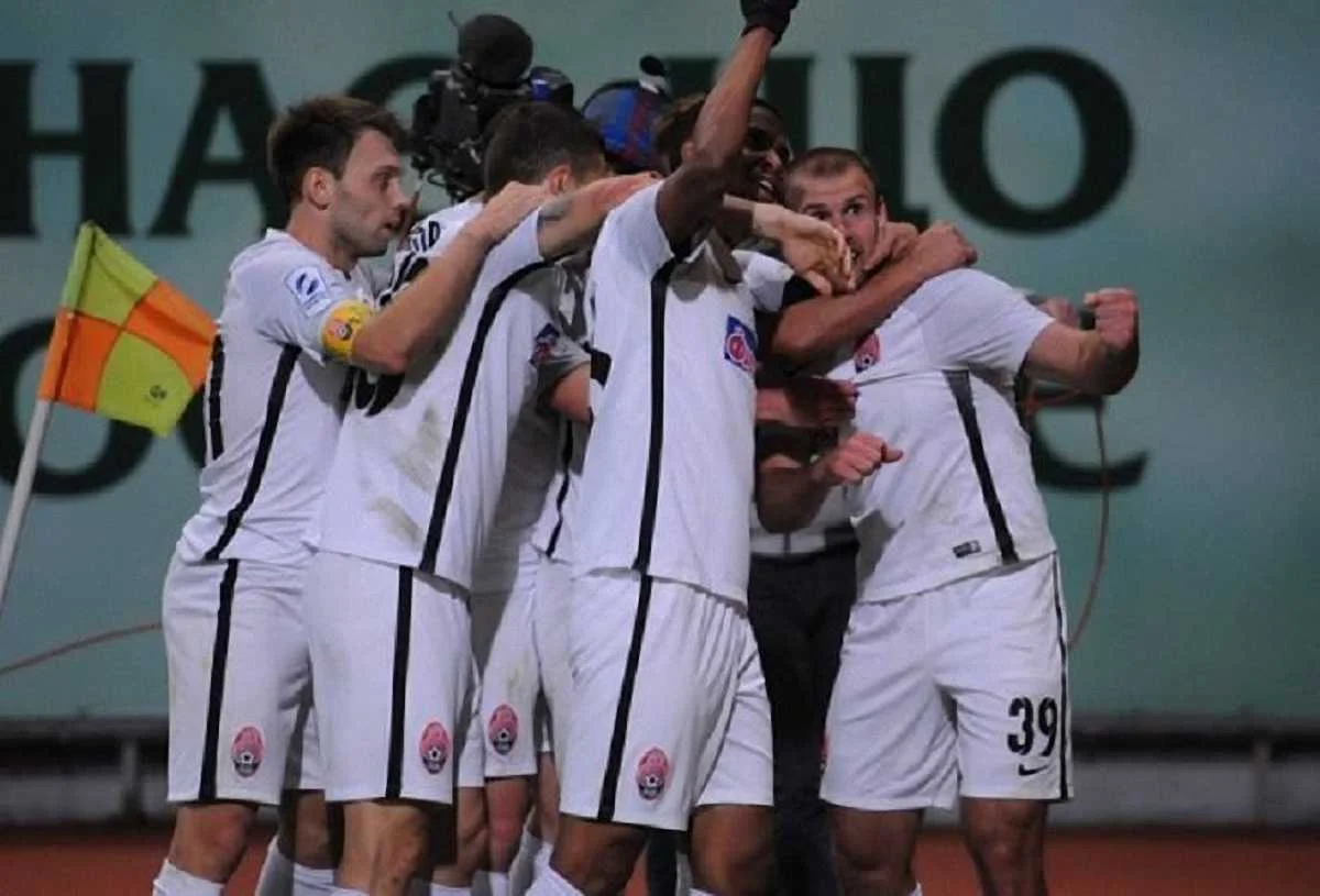 Зоря святкує гол