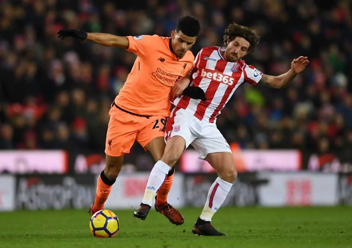 Борьба игроков Сток Сити и Ливерпуля