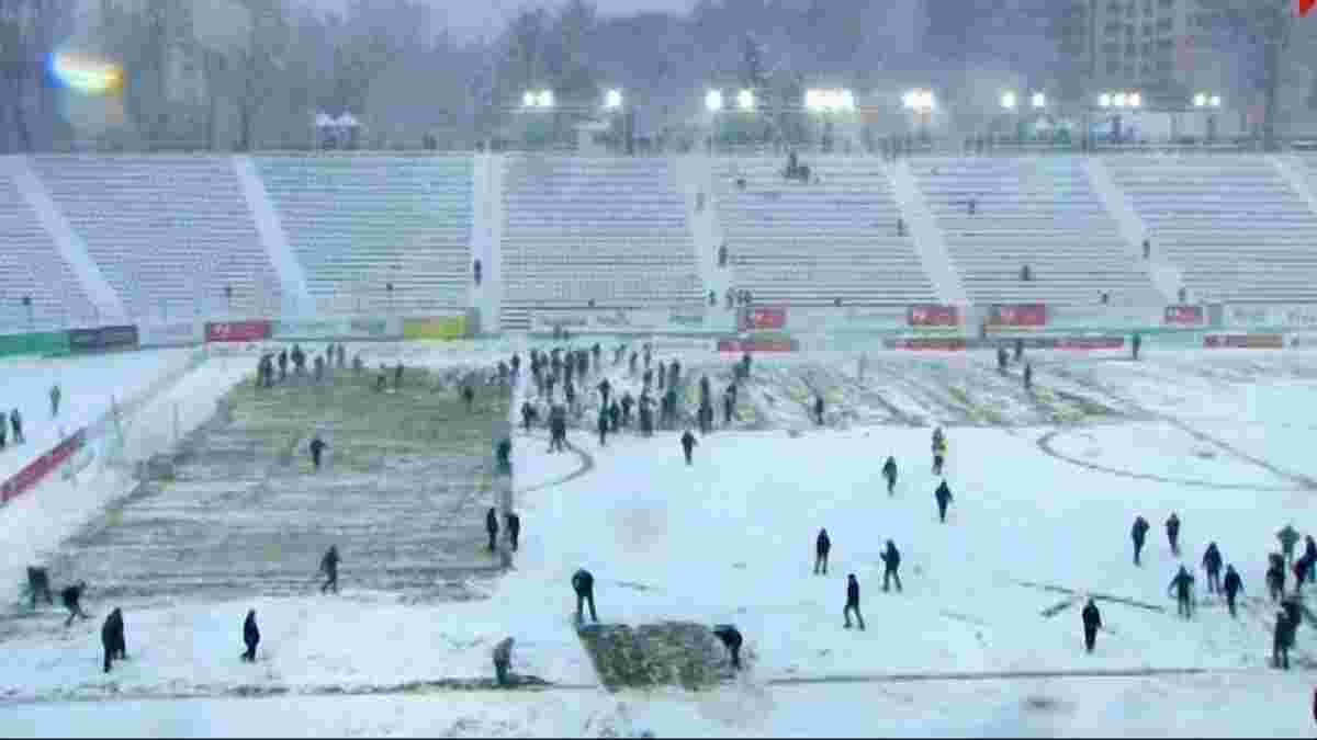 Карпати – Олімпік: Вболівальники господарів допомагали розчистити поле стадіону "Україна"