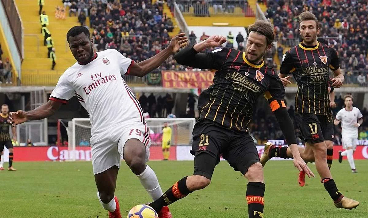 Борьба игроков Милана и Беневенто