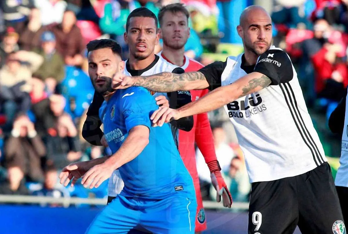 Борьба игроков Хетафе и Валенсии