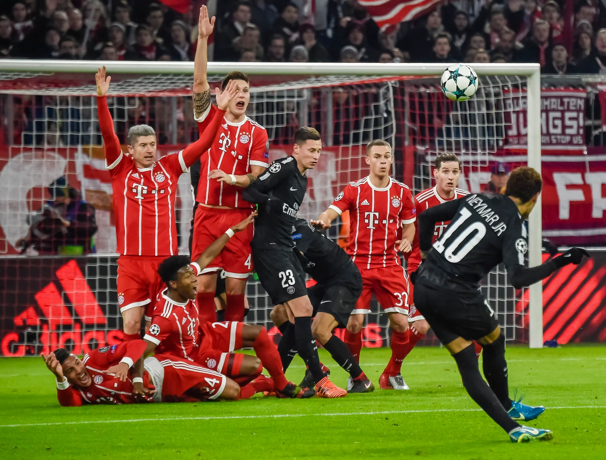 Неймар виконує штрафний удар / твіттер ЛЧ