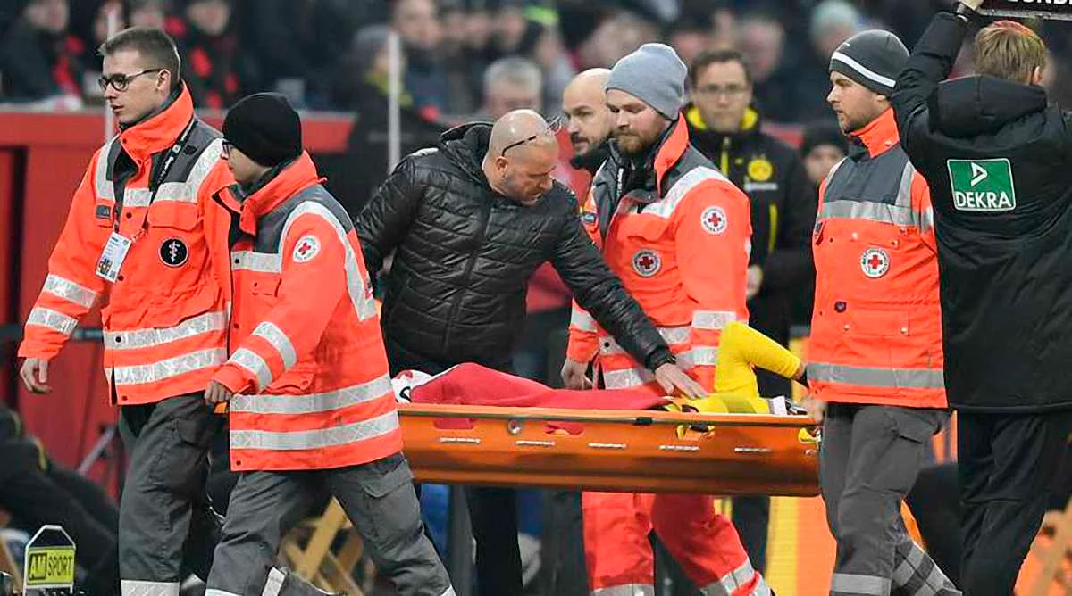 Максіміліана Філіпа виносять з поля в матчі з Байєром / AP