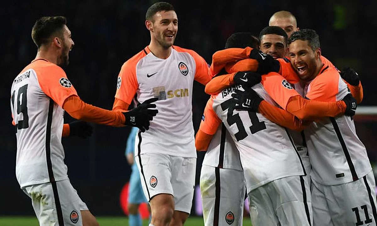 Шахтер празднует второй забитый мяч