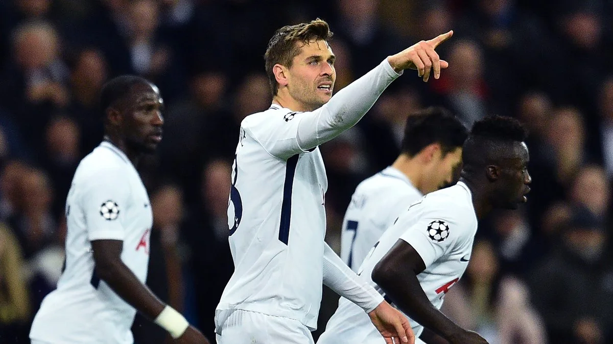 Льоренте празднует первый забитый мяч за Тоттенхэм