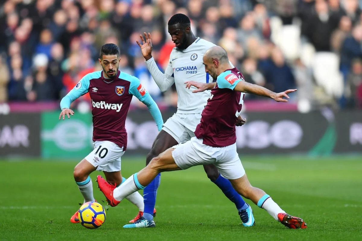 Захист Вест Хема відбирає м'яч в Бакайоко