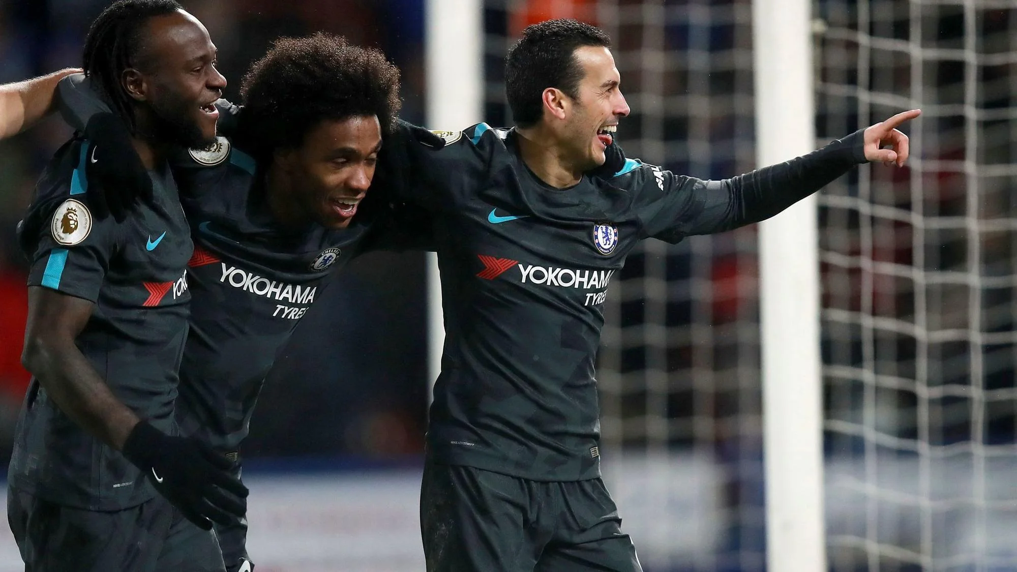 Виллиан (в центре)