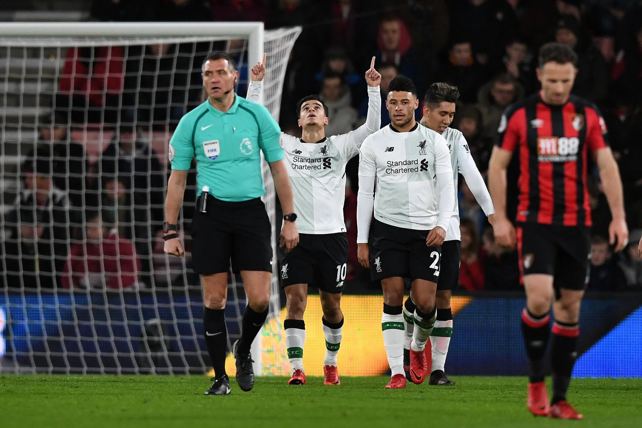 Коутинью открыл счет / твиттер АПЛ