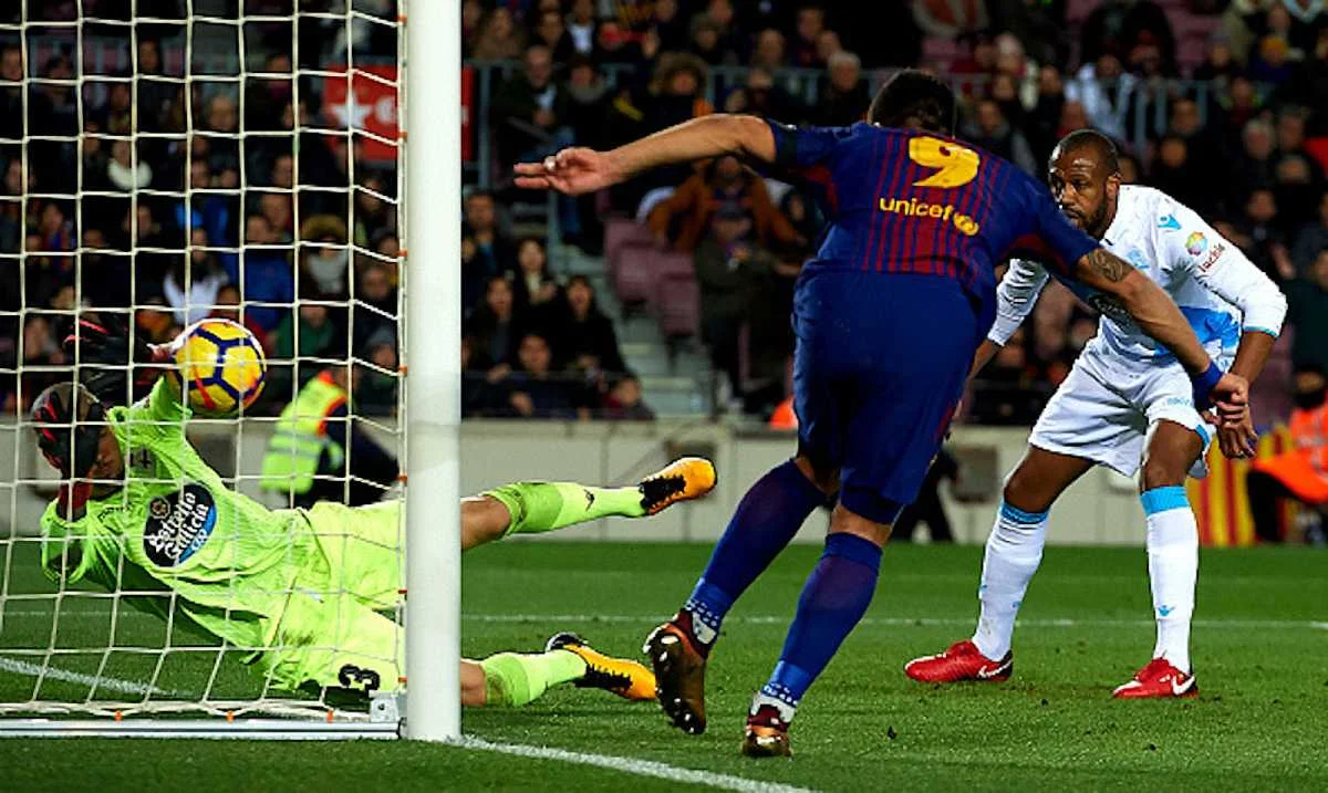 Луїс Суарес забиває гол, який не зарахують / Getty Images