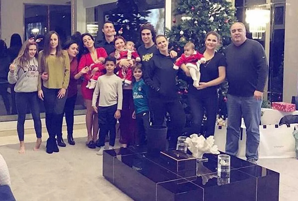 Кріштіану Роналду і його сімейна компанія на Різдво після 5-го Золотого м'яча