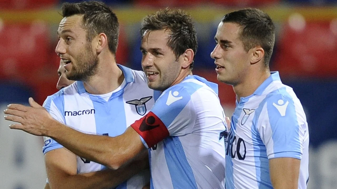 Сенад Лулич (в центре) / Goal.com