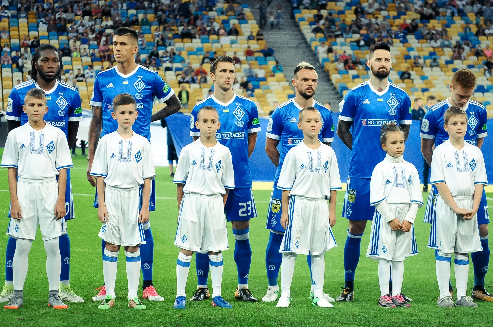 Тамаш Кадар (другий справа)