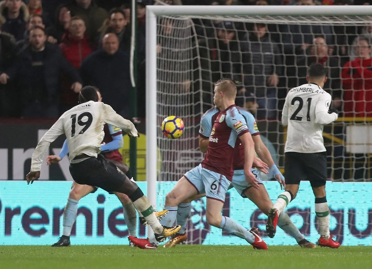 Мане забиває перший м'яч