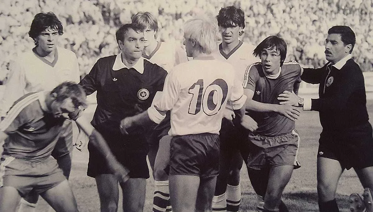 Олег Крамаренко (другий праворуч)