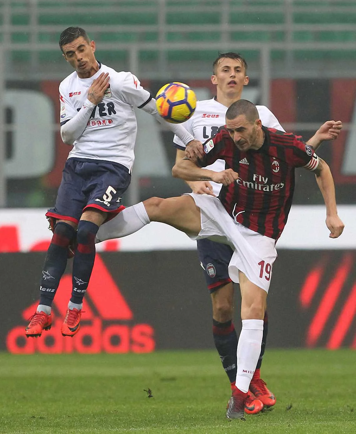 Бонуччи в борьбе за мяч / Getty Images