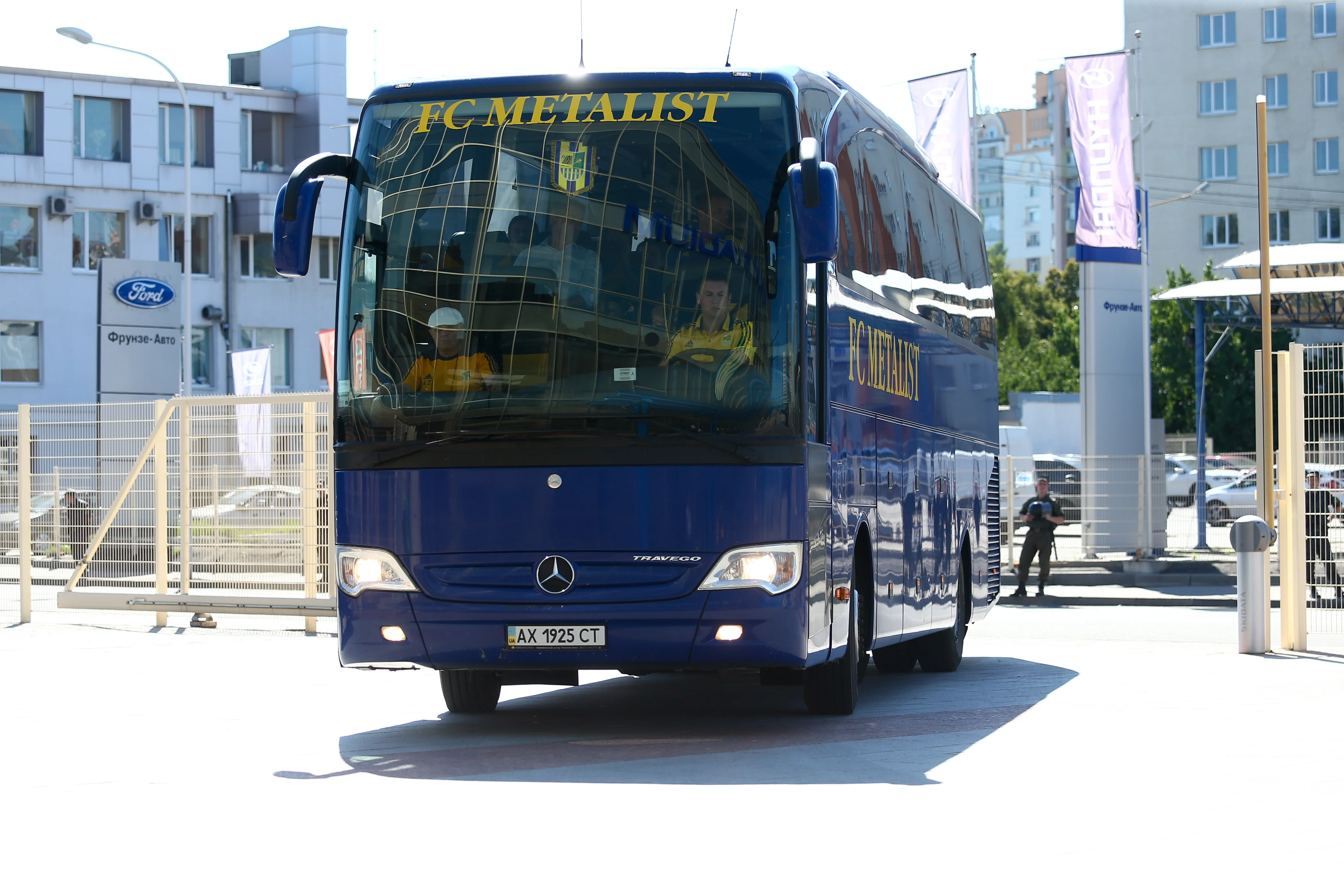 Клубный автобус Металлиста, фото: А. Осипов
