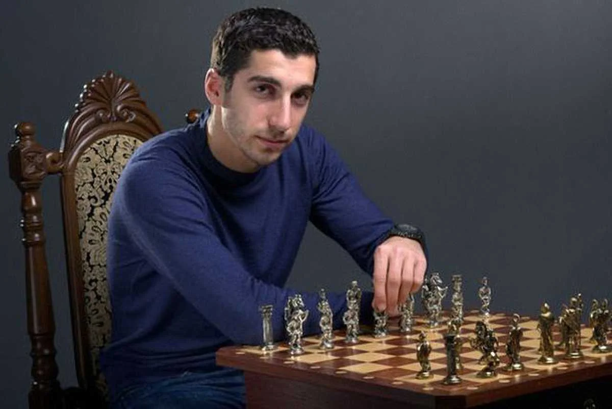 Генріх Мхітарян спокійно міг би стати шахістом / фото Твіттер