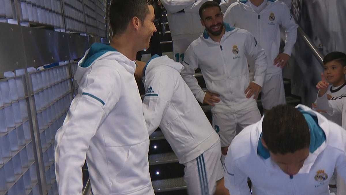 Роналду кепкує над Мессі у підтрибунному приміщенні / Marca