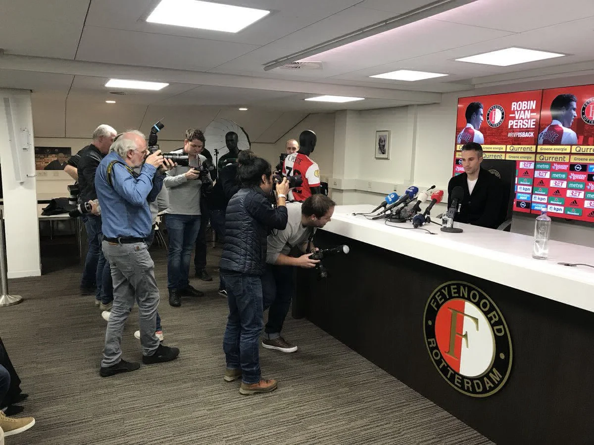 Презентація Робіна ван Персі / Твіттер Фейєнорда