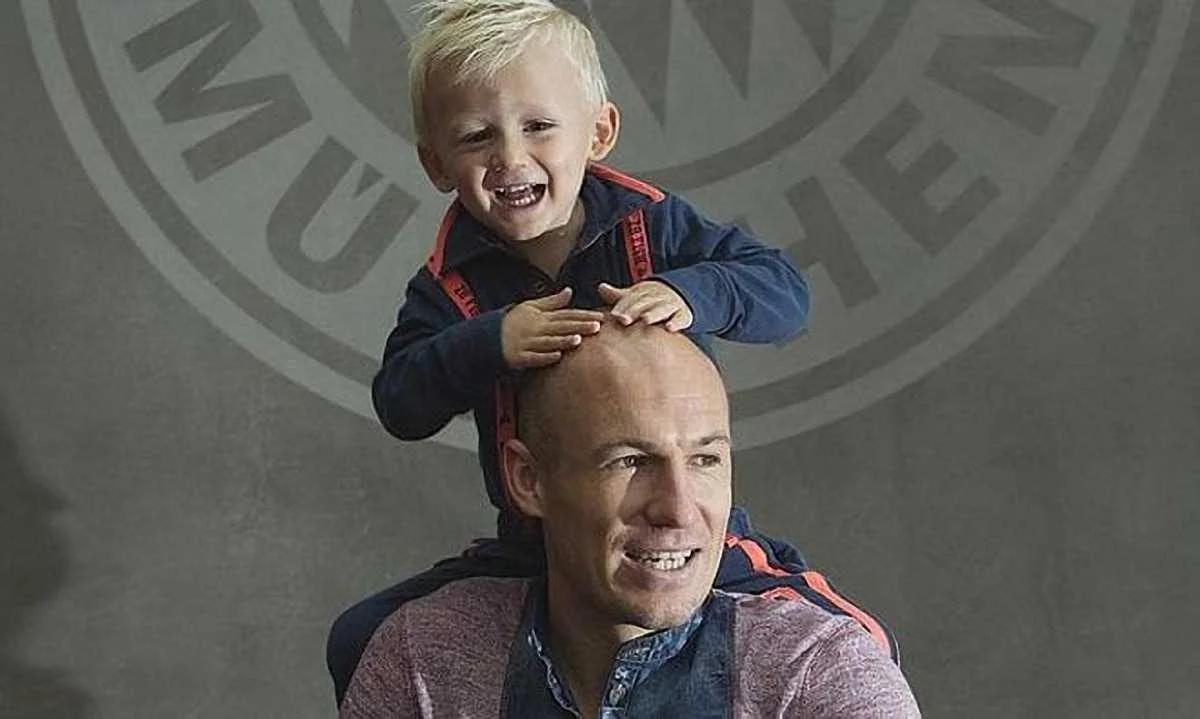 Ар'єн Роббен з дитиною / фото The Telegraph