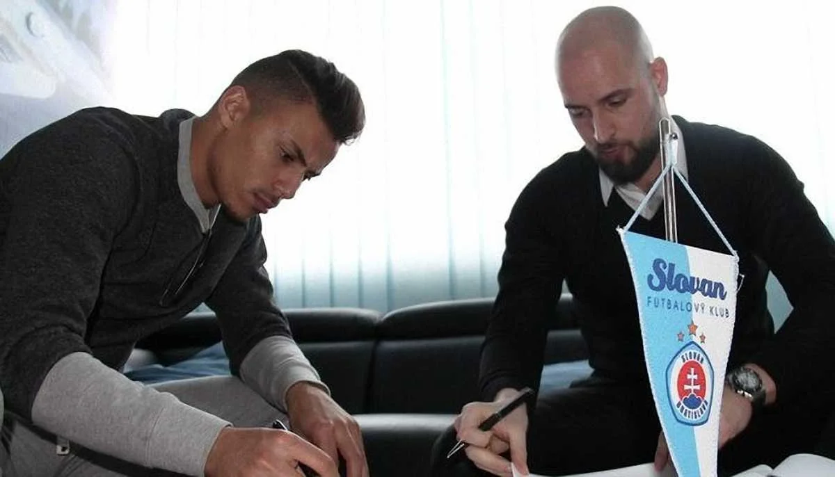 Слева Моха, фото ФК Слован