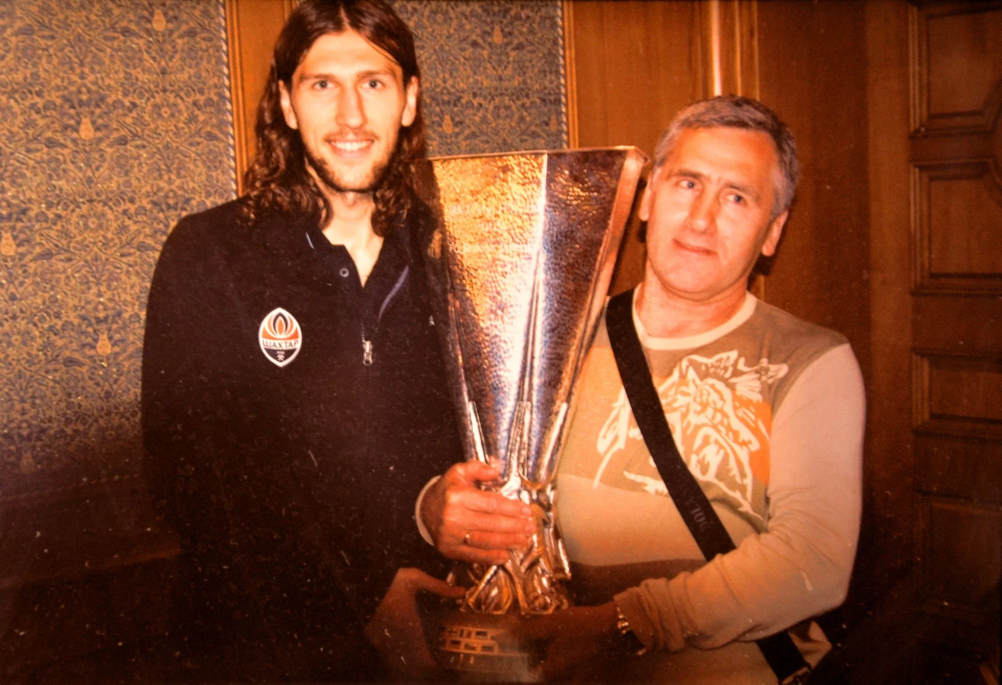 Дмитро та Анатолій Чигринські із Кубком УЄФА / Фото Ігоря Хомича