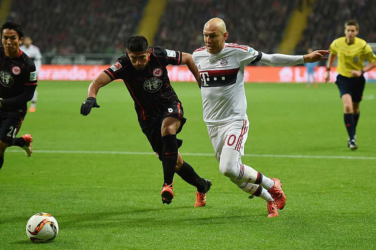 Карлос Самбрано і Ар'єн Роббен / Getty Images