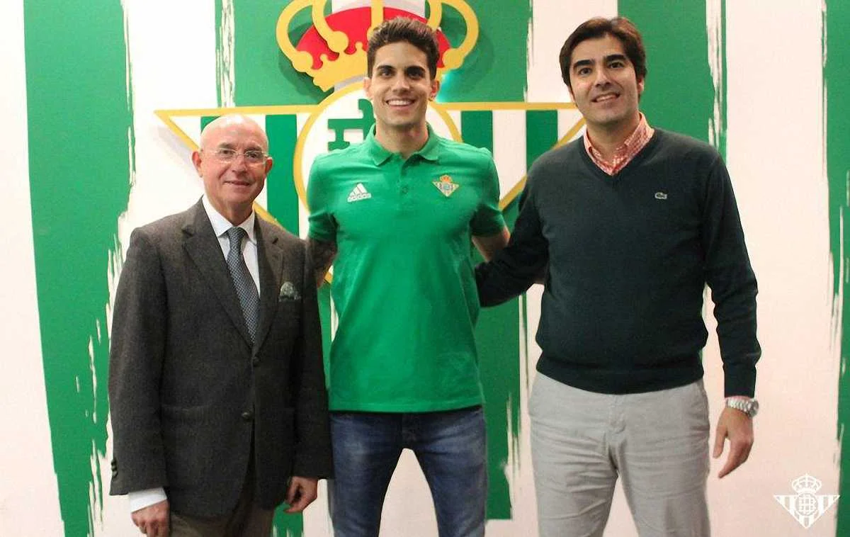 Марк Бартра (посередине) / фото с официального сайта Бетиса