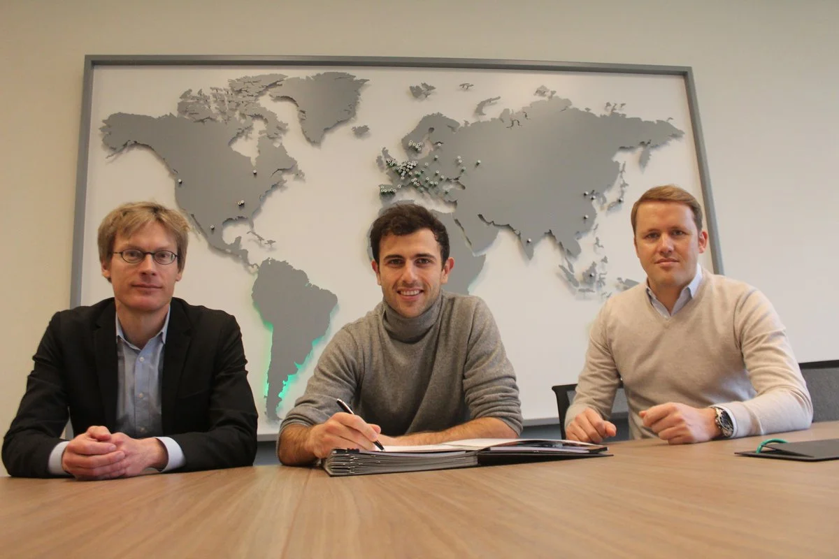 Адмир Мехмеди (в центре) / твиттер Вольфсбурга