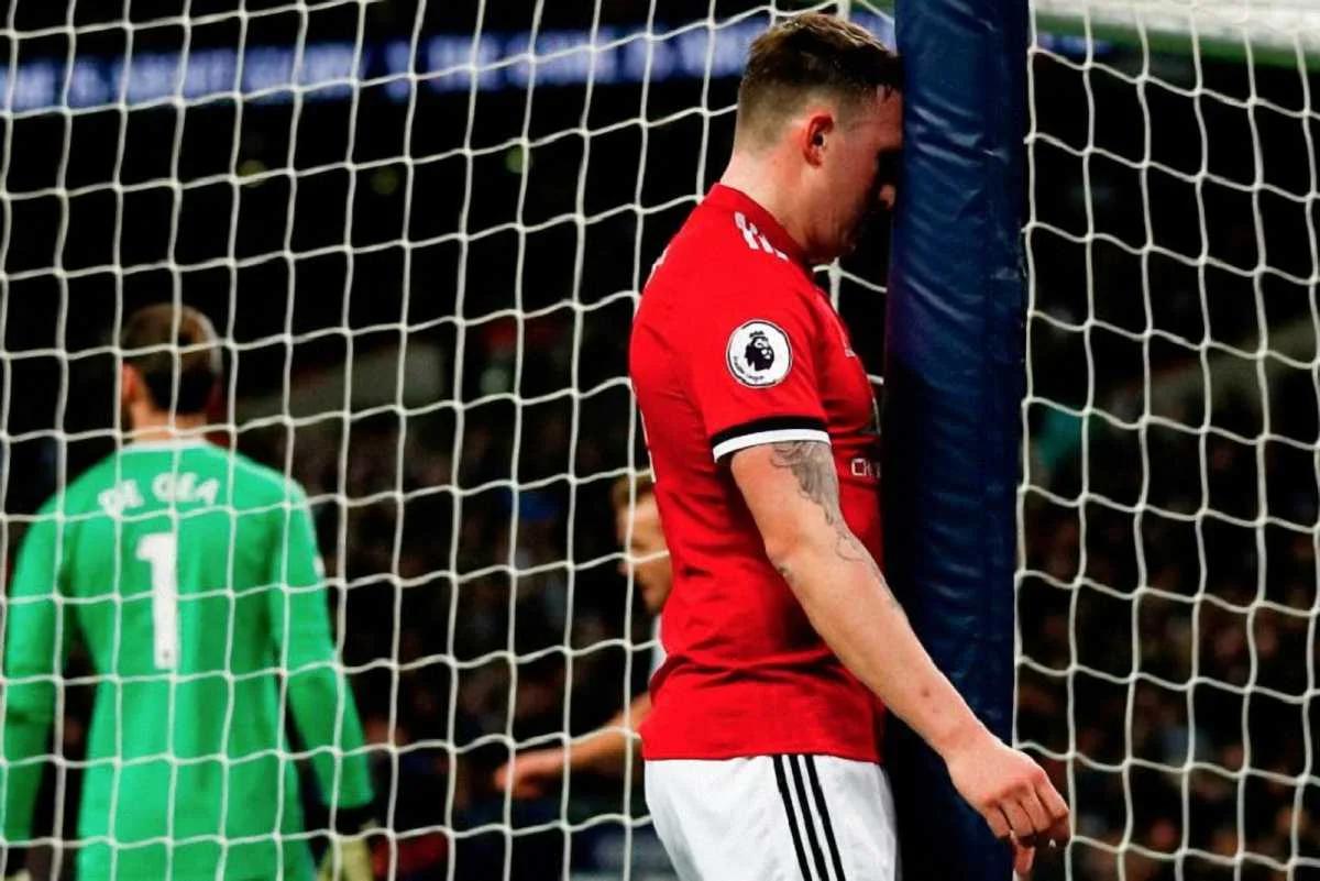 Фил Джонс после автогола / Twitter