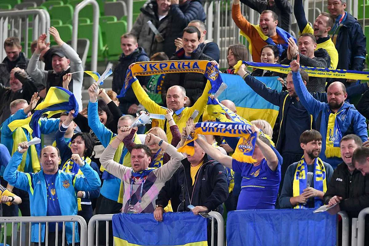 Болельщики сборной Украины на матче с Румынией / uefa.com