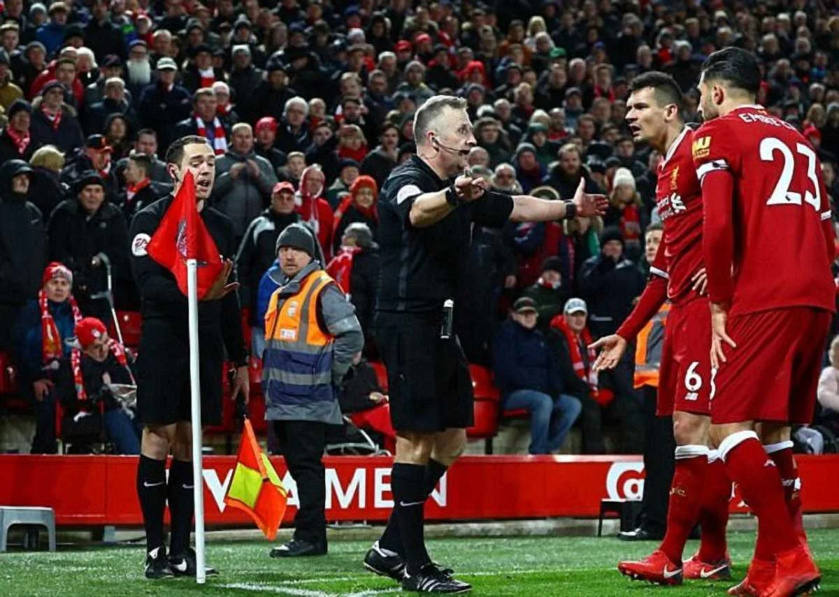 Мосс відбивається від гравців Ліверпуля / Daily Mail