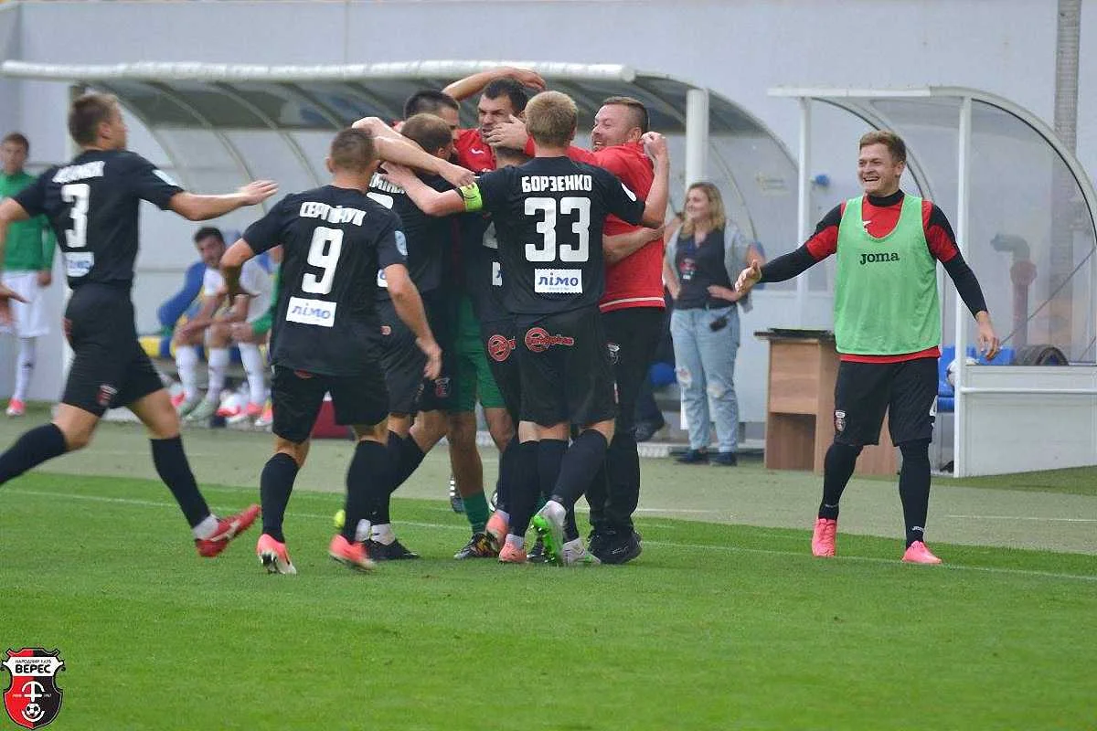 гравці Вереса святкують гол Сергійчука / НК Верес