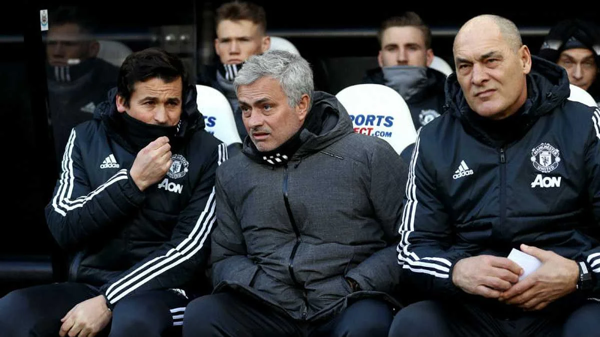 Жозе Моуринью с тренерским штабом / фото ФК Манчестер Юнайтед