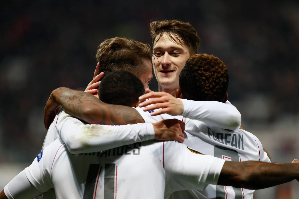 Фернандеш в объятиях партнеров / ФК Локомотив