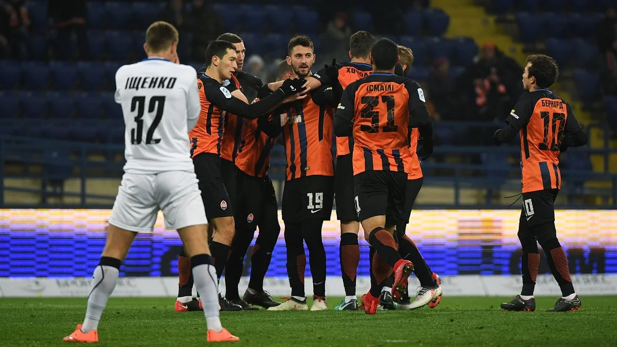 Феррейра в объятиях партнеров / ФК Шахтер