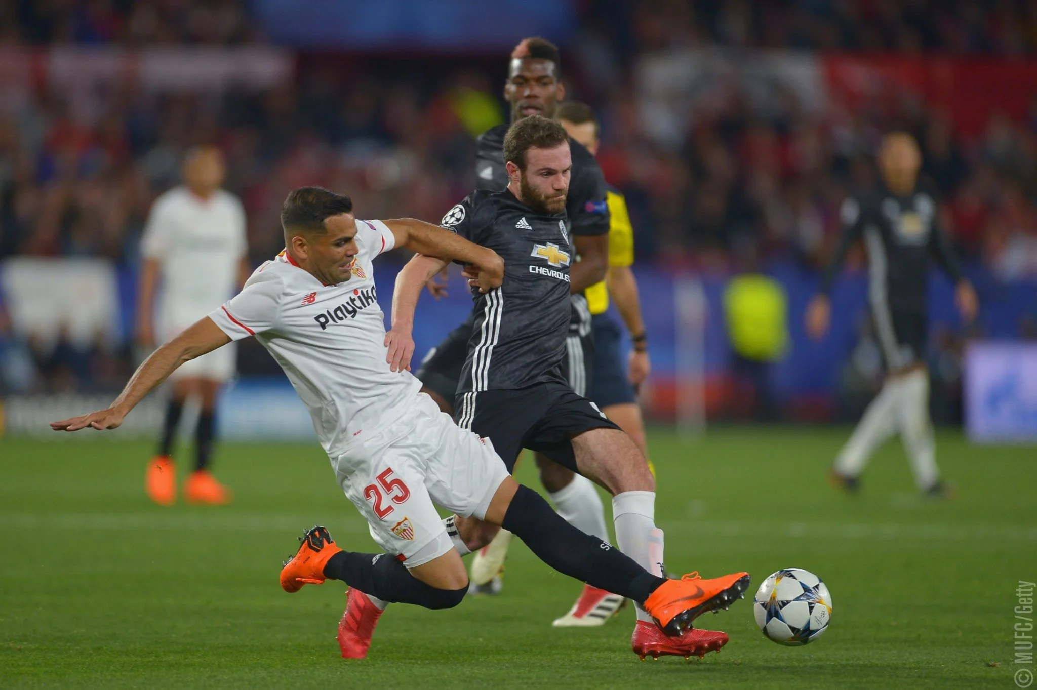 Меркадо и Мата в борьбе за мяч / Твиттер Манчестер Юнайтед