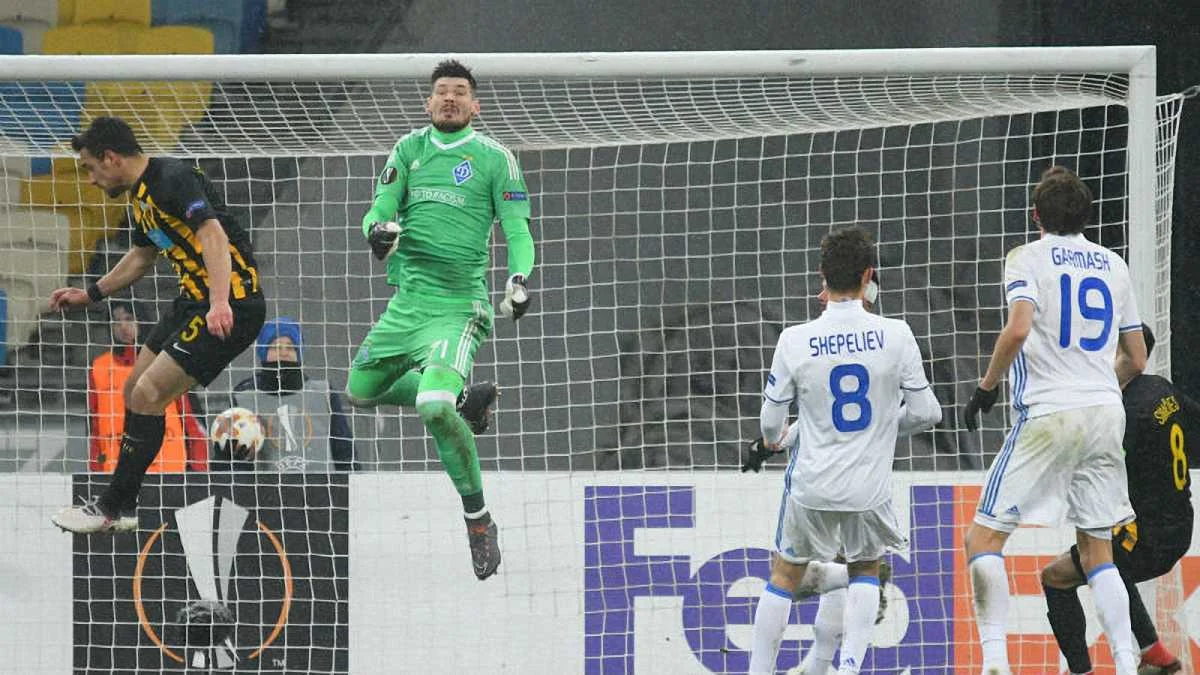 Денис Бойко (по центру) / фото: Футбол 24