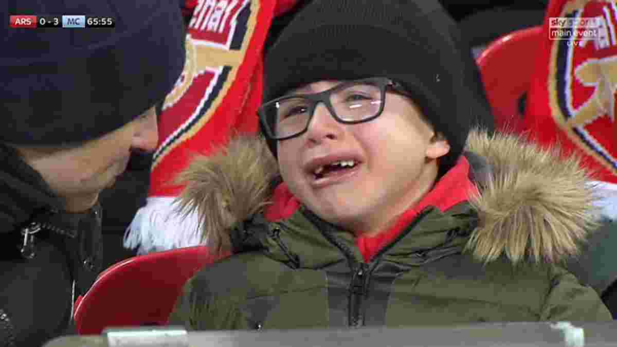 Юний фанат Арсенала  розплакався на матчі з Манчестер Сіті та порвав соцмережі