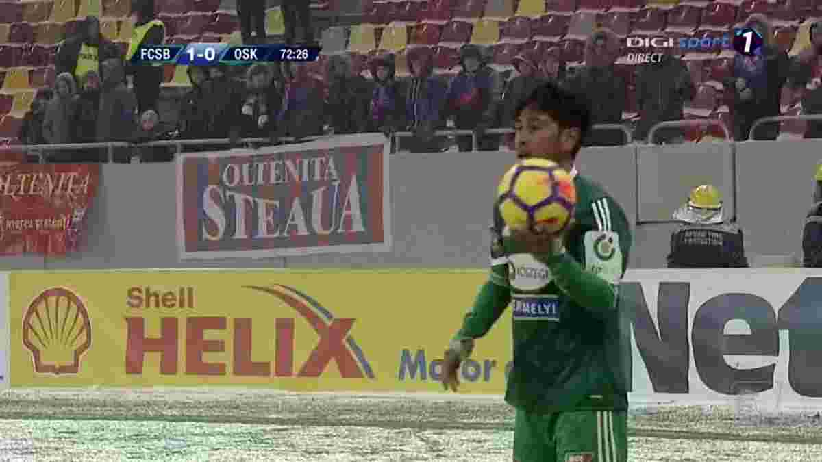 Игрок румынского клуба надел гетры на руки, спасаясь от мороза