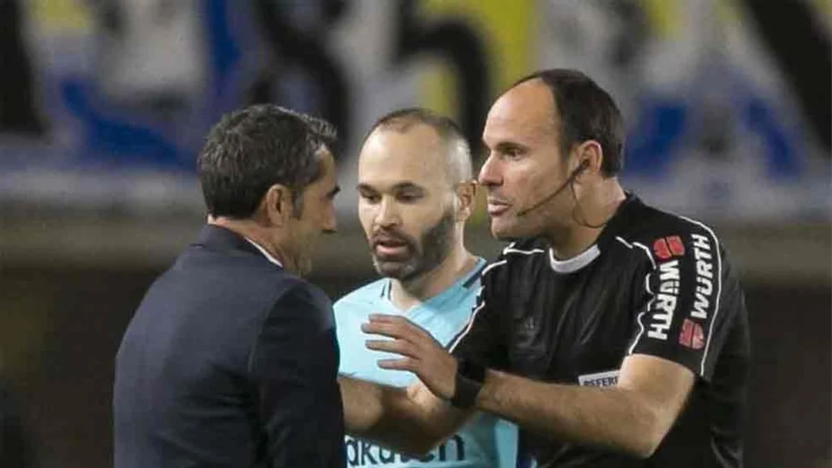 Матеу Лаос заспокоює Ернесто Вальверде / фото EFE