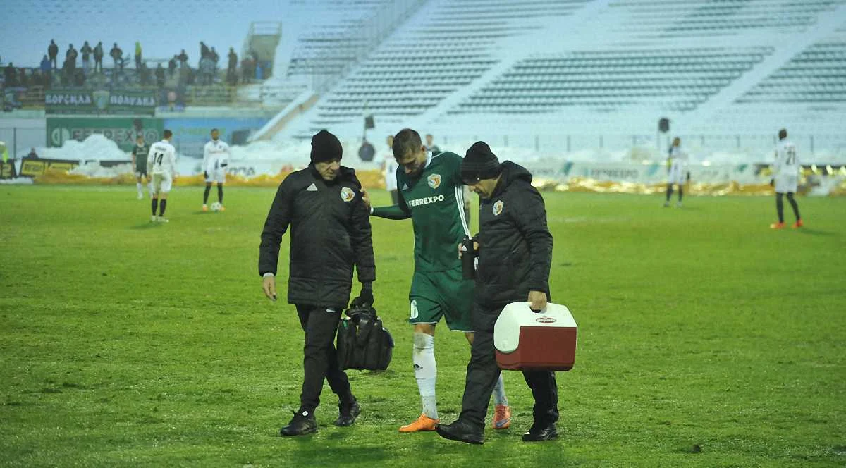 Юрій Коломоєць отримує допомогу лікарів / ФК Ворскла