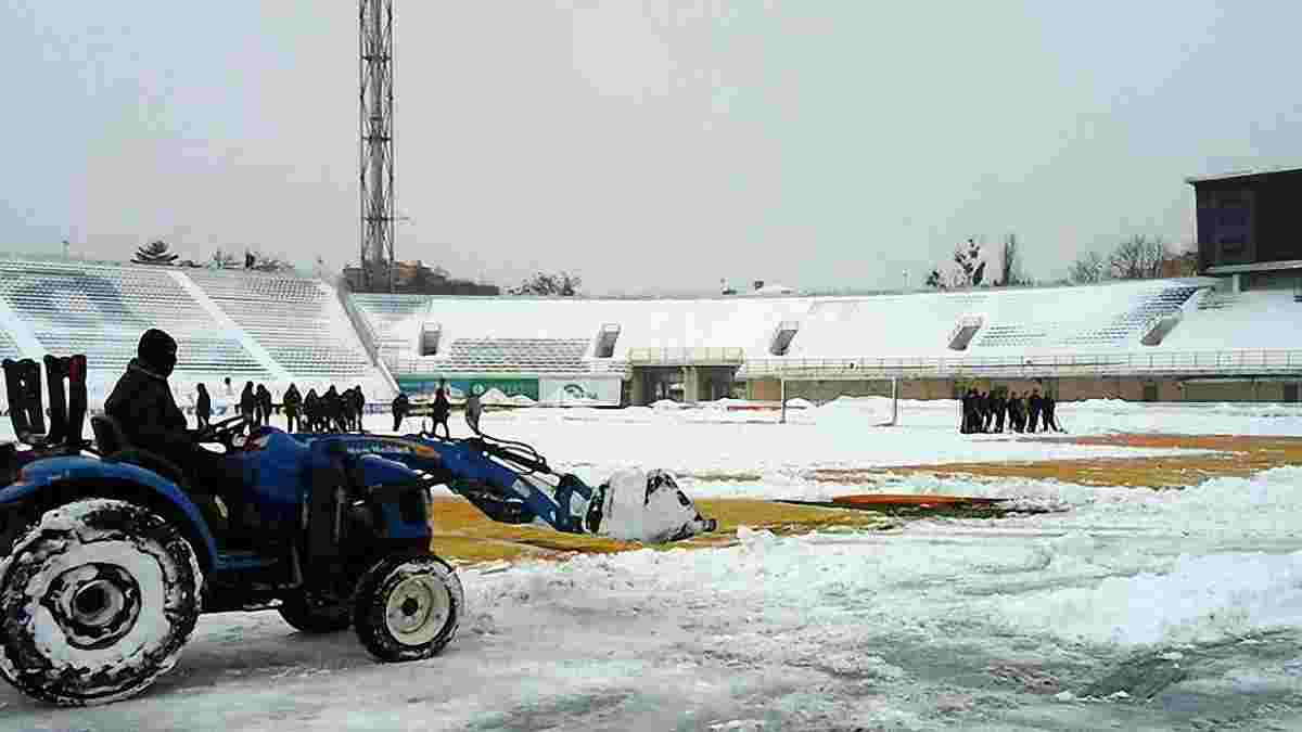 Майстер-клас для клубів УПЛ: як в Англії перетворили сніговий газон на зелений за 4 години