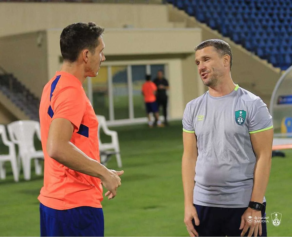 Сергій Ребров зі своїм гравцем / фото Аль-Ахлі